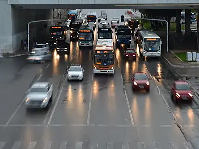 Lei do farol exige luz acesa em rodovias e em situações de baixa visibilidade.