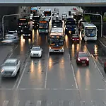 Lei do farol exige luz acesa durante o dia em algumas situações no trânsito