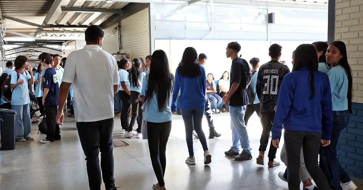 Pé-de-Meia paga R$ 200 hoje a estudantes nascidos em novembro e dezembro; confira regras e calendário de 2026