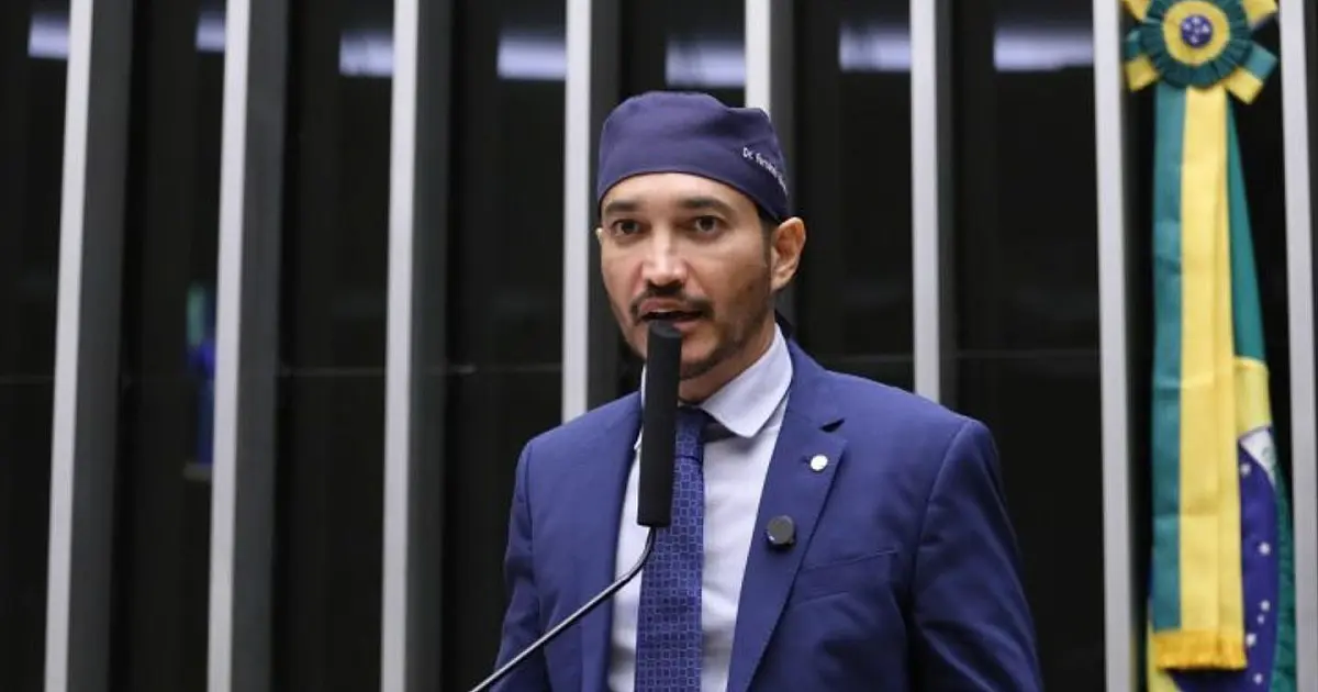 Deputado Dr Fernando Máximo durante atividade na Câmara dos Deputados