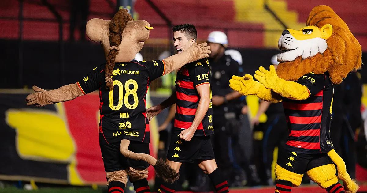 Jogadores do Sport comemorando gol na estreia da Copa do Nordeste no estádio Ilha do Retiro