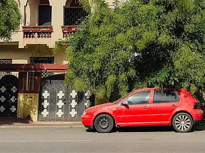 Estacionar na frente da própria garagem pode gerar multa?