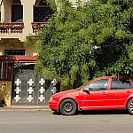 Estacionar na frente da própria garagem pode gerar multa?