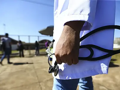 MEC sanciona cursos de medicina com desempenho insuficiente no Enamed 2025.