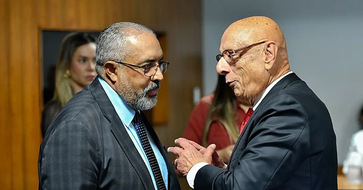 Senadores durante reunião que aprovou projeto sobre adaptação de jornada de trabalho por motivo religioso