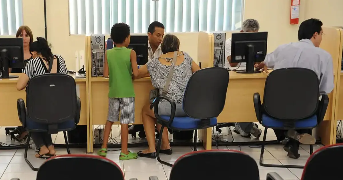 Vista de casas em área urbana representando imóveis que podem ser regularizados por usucapião.