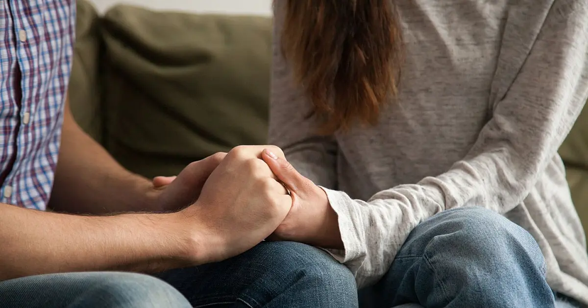 Casal de mãos dadas representando relacionamento e união estável