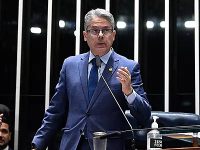 Senador Alessandro Vieira durante discussão do projeto sobre desmembramento de municípios.