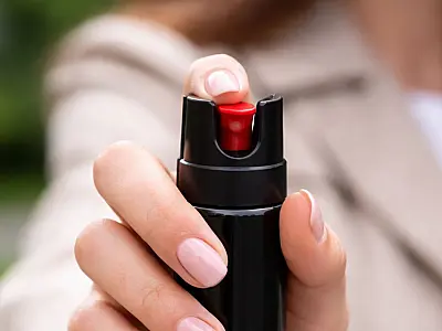 Projeto aprovado na Câmara permite uso de spray de pimenta como ferramenta de defesa pessoal.