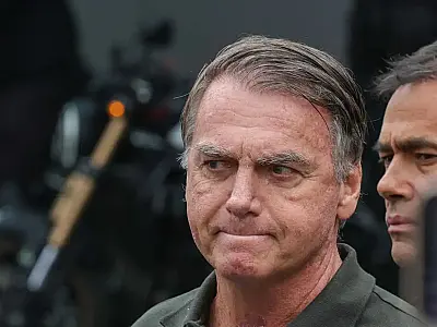 Ex-presidente Jair Bolsonaro segue internado enquanto defesa pede prisão domiciliar.