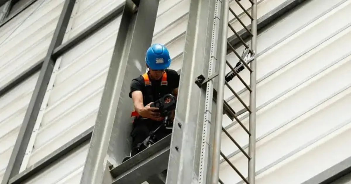 Técnicos realizando instalação do sistema de impedimento semiautomático em estádio de futebol.