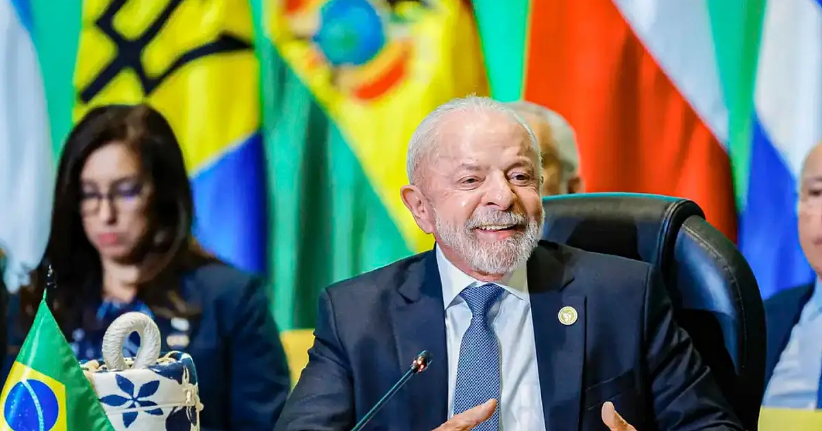 Presidente Lula discursando em conferência internacional.