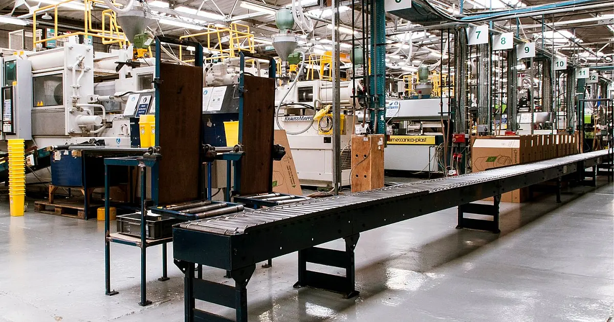 Linha de produção industrial em fábrica moderna representando setor de celulose.