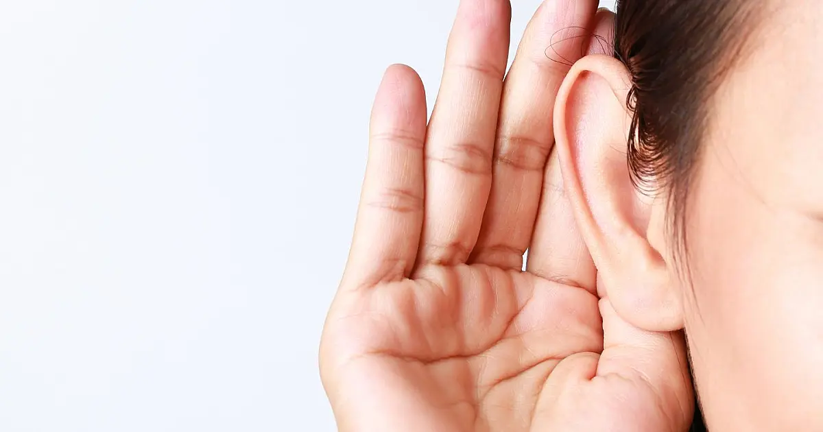 Pessoa em silêncio durante conversa representando discussão e reflexão