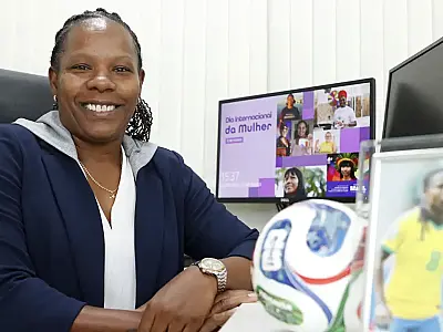 Mulheres no futebol relatam preconceito e desafios, mas reforçam que determinação.