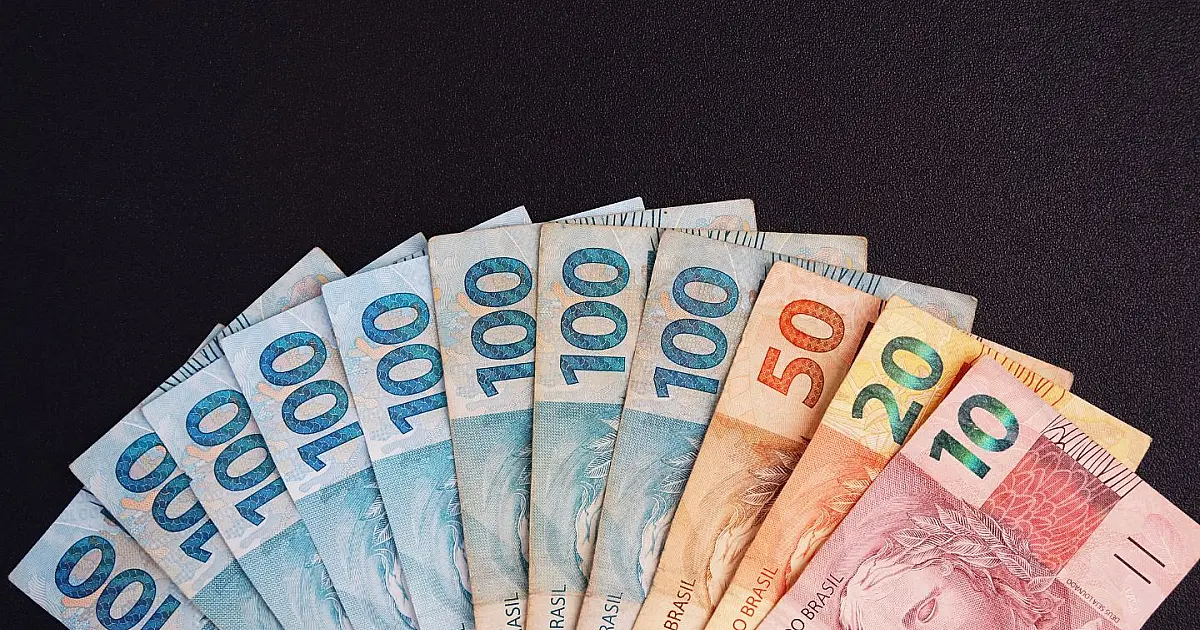 Cédulas de dinheiro brasileiro utilizadas para ilustrar benefícios sociais