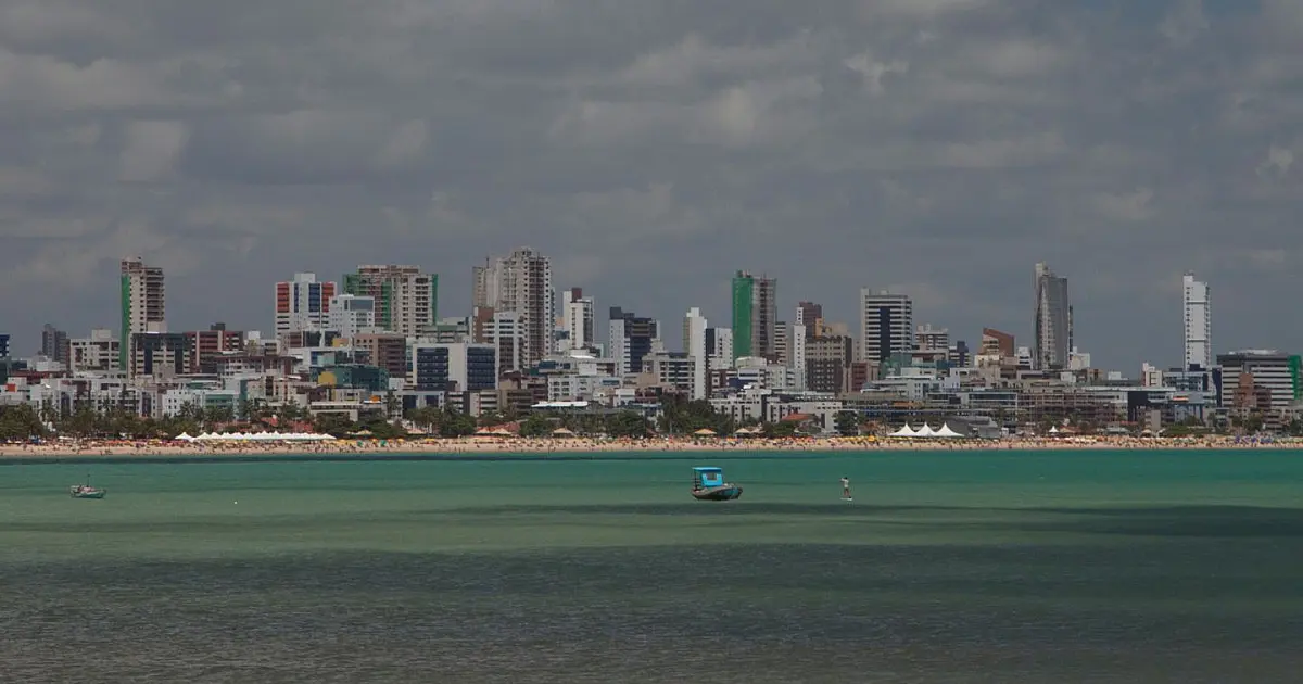 Vista do litoral de João Pessoa na Paraíba representando monitoramento da qualidade das praias