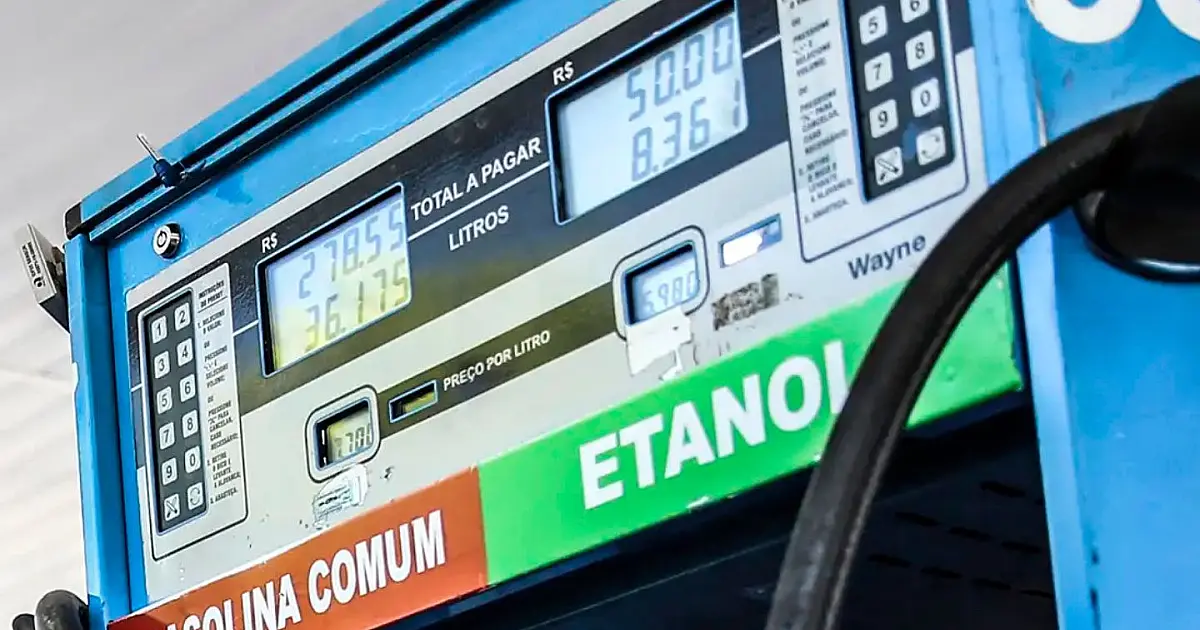 Bomba de combustível em posto de gasolina durante abastecimento