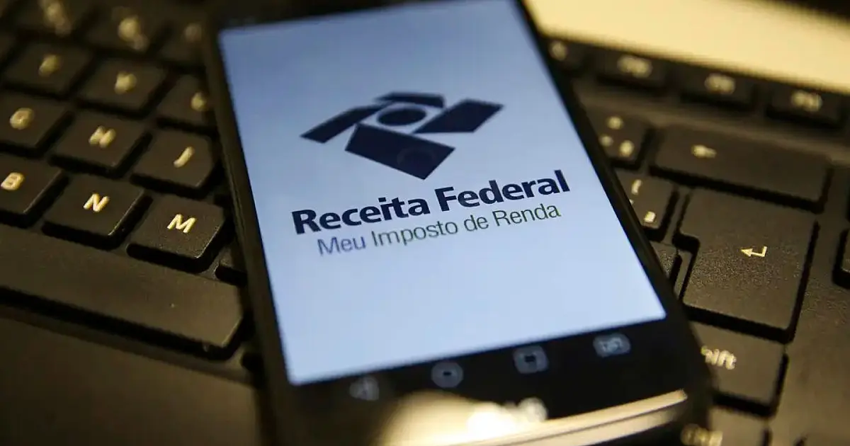 Pessoa utilizando celular com aplicativo de apostas online para ilustrar declaração no Imposto de Renda