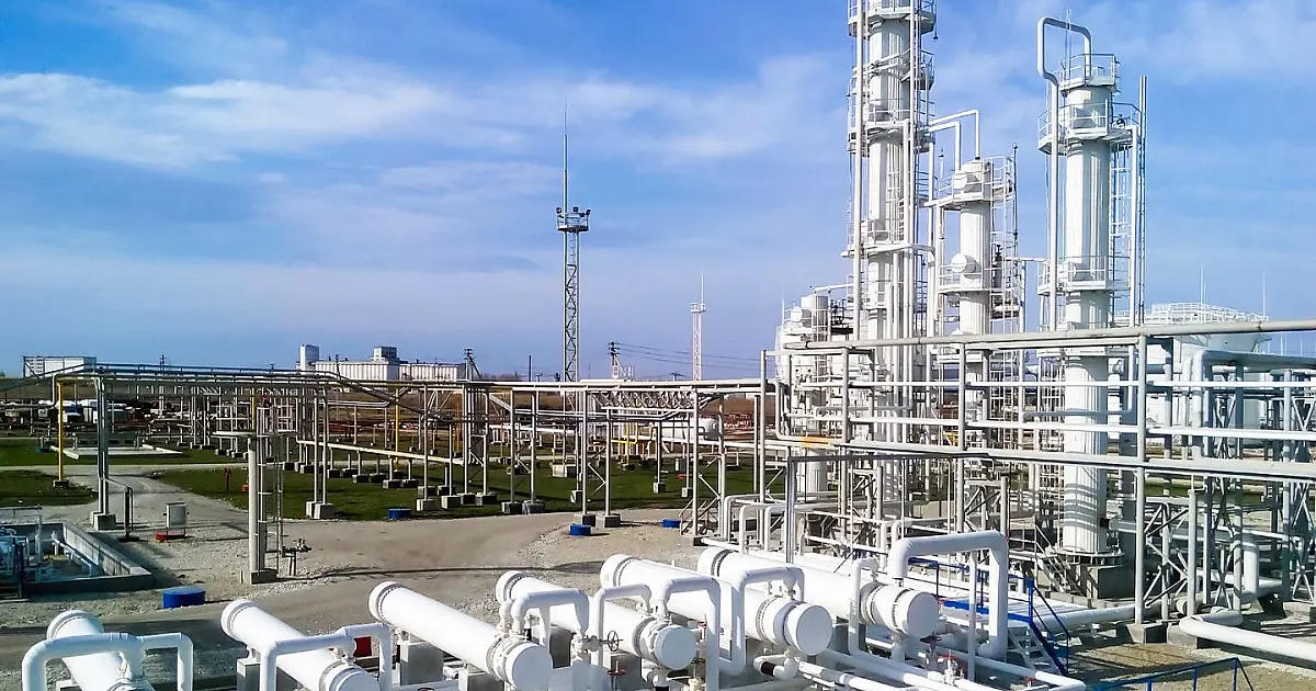 Refinaria de petróleo com estruturas industriais utilizadas na produção de combustíveis.