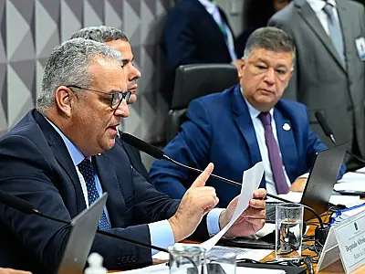 Deputado Alfredo Gaspar apresenta relatório da CPMI do INSS durante sessão da comissão no Congresso.