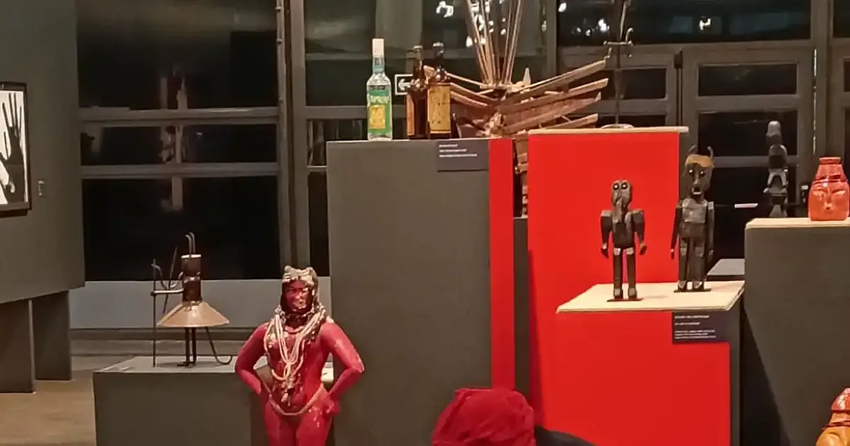 Exposição no Museu Afro Brasil reinterpreta figura de Exu na cultura afro-brasileira