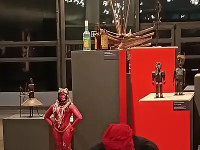 Exposição no Museu Afro Brasil explora a presença de Exu na cultura afro-brasileira, com obras, símbolos e debate sobre religiosidade.