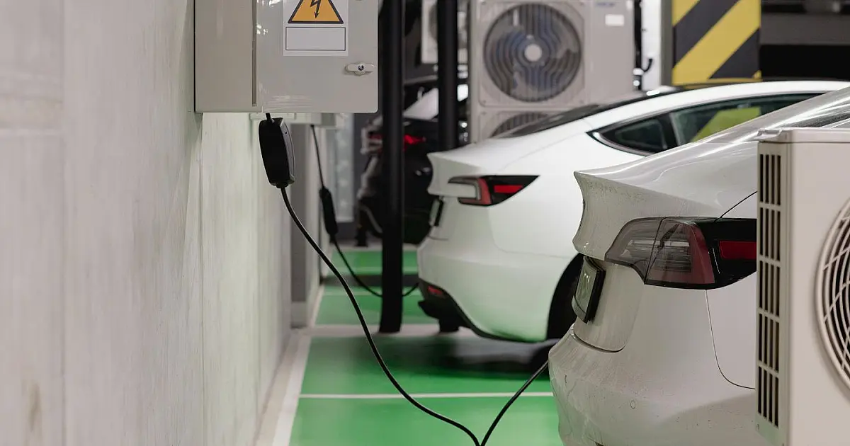 Carros elétricos conectados a estações de carregamento