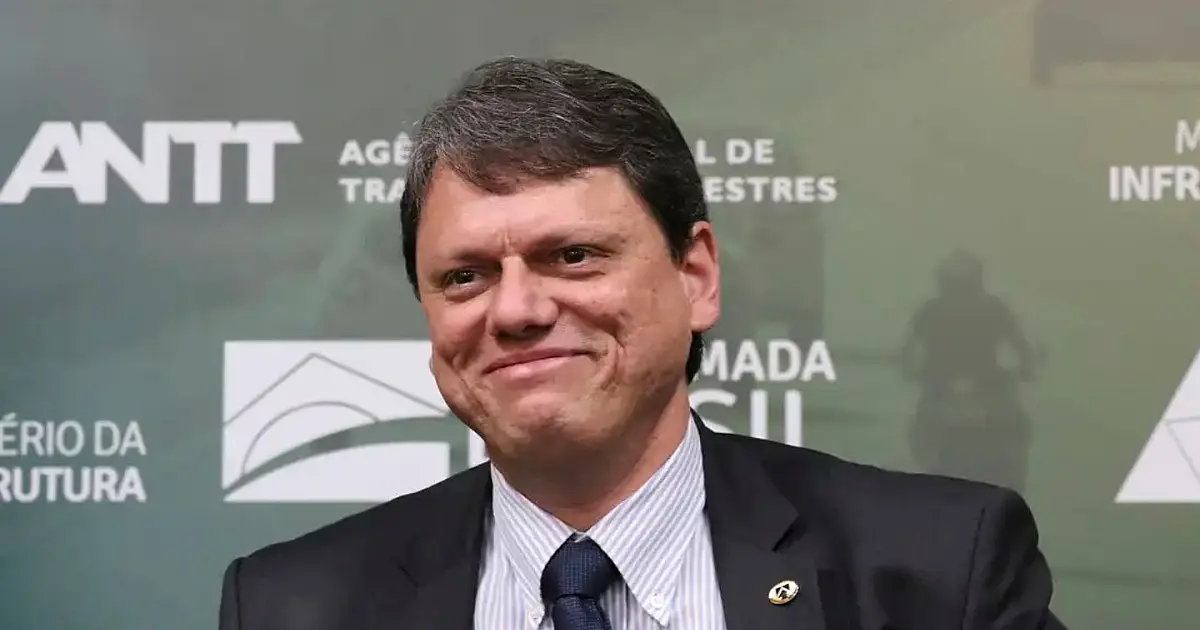 Governador Tarcísio de Freitas durante evento oficial relacionado à lei sobre Hino Nacional nas escolas.