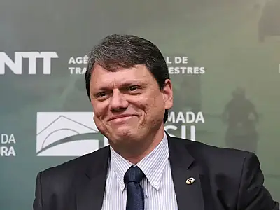 Tarcísio de Freitas sanciona lei que mantém Hino Nacional obrigatório nas escolas de São Paulo.