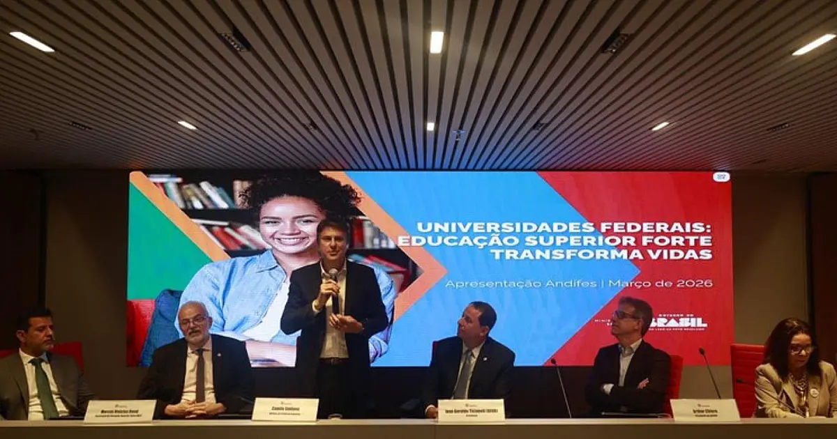 Camilo Santana durante anúncio de investimentos do MEC para universidades federais