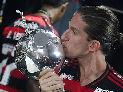 Filipe Luís seguirá recebendo salários do Flamengo após demissão