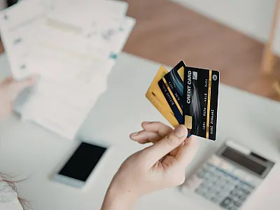 Por que algumas pessoas embrulham cartões de crédito em papel alumínio