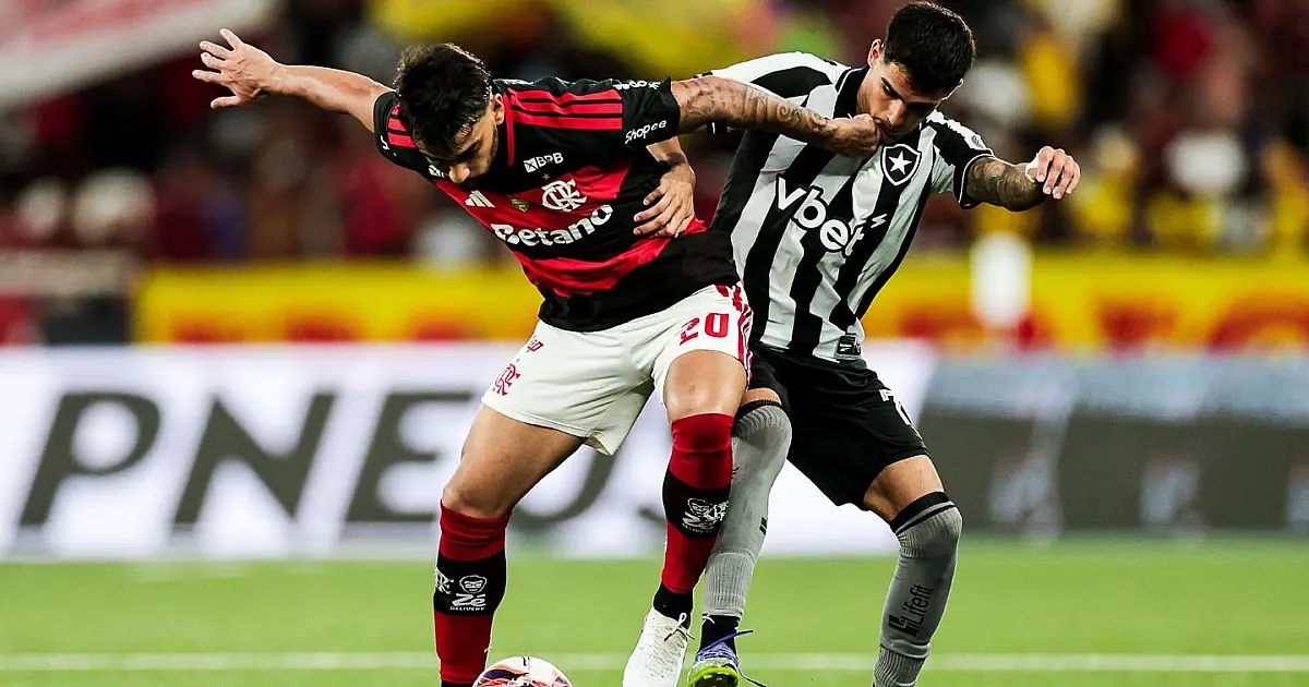 Jogadores de Flamengo e Botafogo disputando bola em clássico do Campeonato Brasileiro