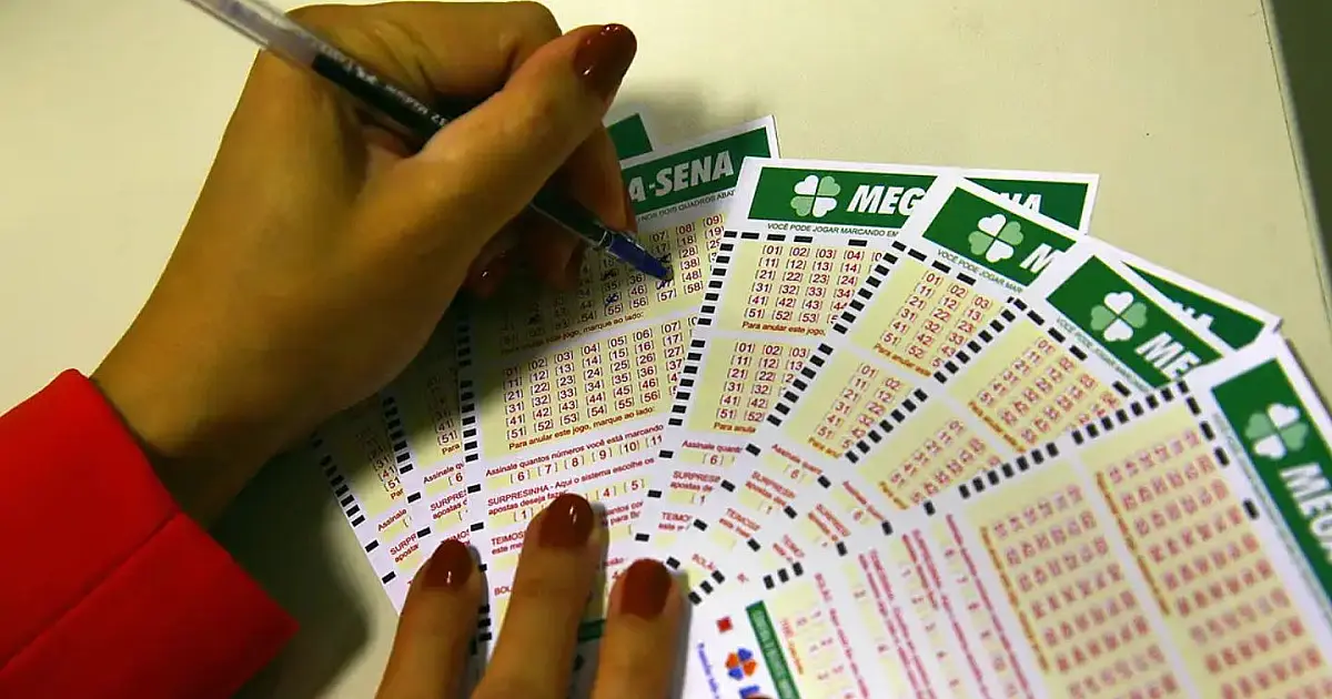 Pessoa preenchendo volante da Mega Sena para realizar aposta na loteria.