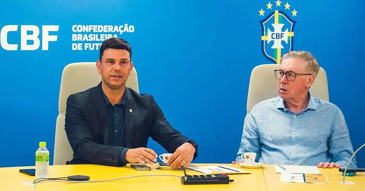 Carlo Ancelotti e Rodrigo Cintra durante encontro na sede da CBF sobre regras da arbitragem.