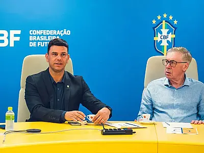 Carlo Ancelotti participa de reunião com Rodrigo Cintra sobre novas regras da arbitragem.