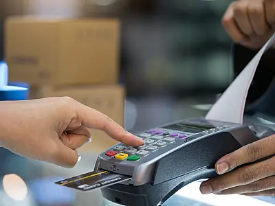 Uso do cartão de crédito exige planejamento para evitar cobrança de juros elevados.