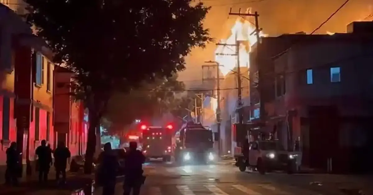 Incêndio de grandes proporções devasta fábrica de mesas de sinuca no Brás, em São Paulo