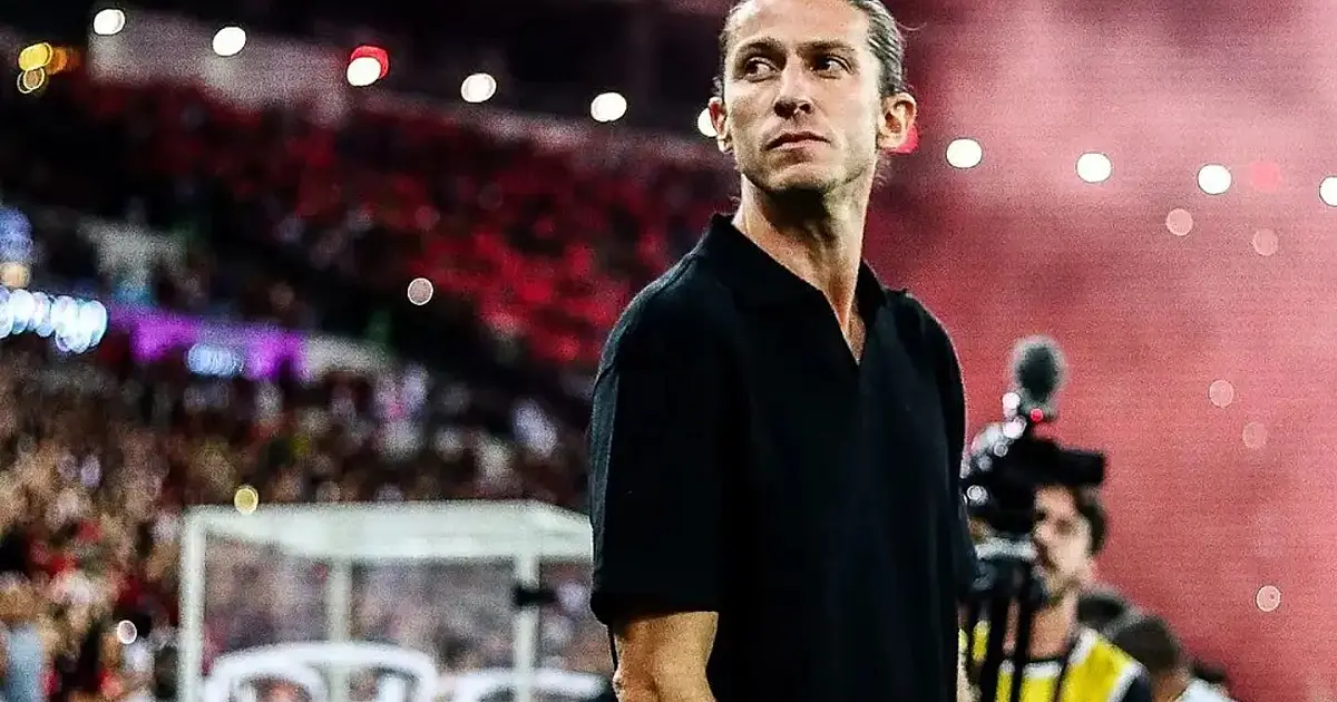 Filipe Luís à beira do campo como técnico do Flamengo