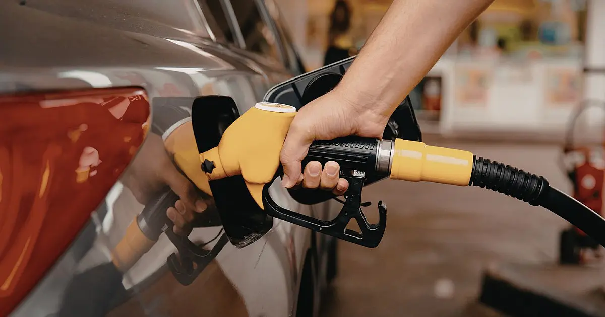 Motorista abastecendo veículo em posto de combustível
