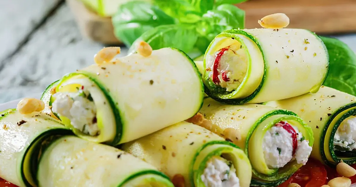 Rocambole de abobrinha fatiado com recheio de frango e queijo