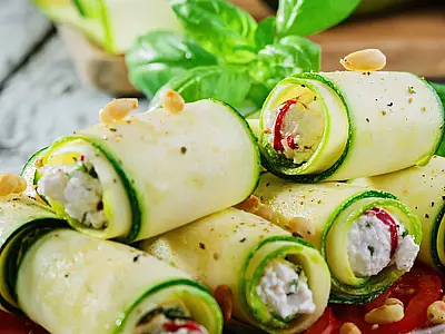 Rocambole de abobrinha recheado com frango e queijo