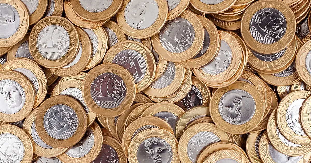 Moedas brasileiras de 1 real utilizadas como exemplo de peças procuradas por colecionadores.