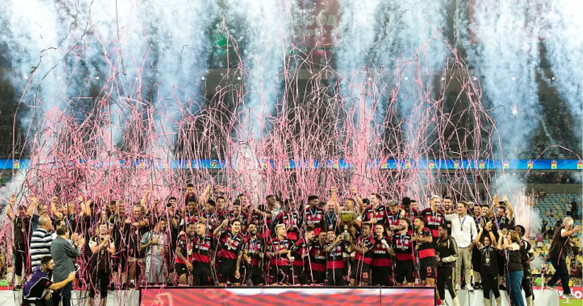 Jogadores do Flamengo comemorando título estadual após vitória em final do Campeonato Carioca.