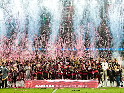 Jogadores do Flamengo comemoram conquista do Campeonato Carioca.