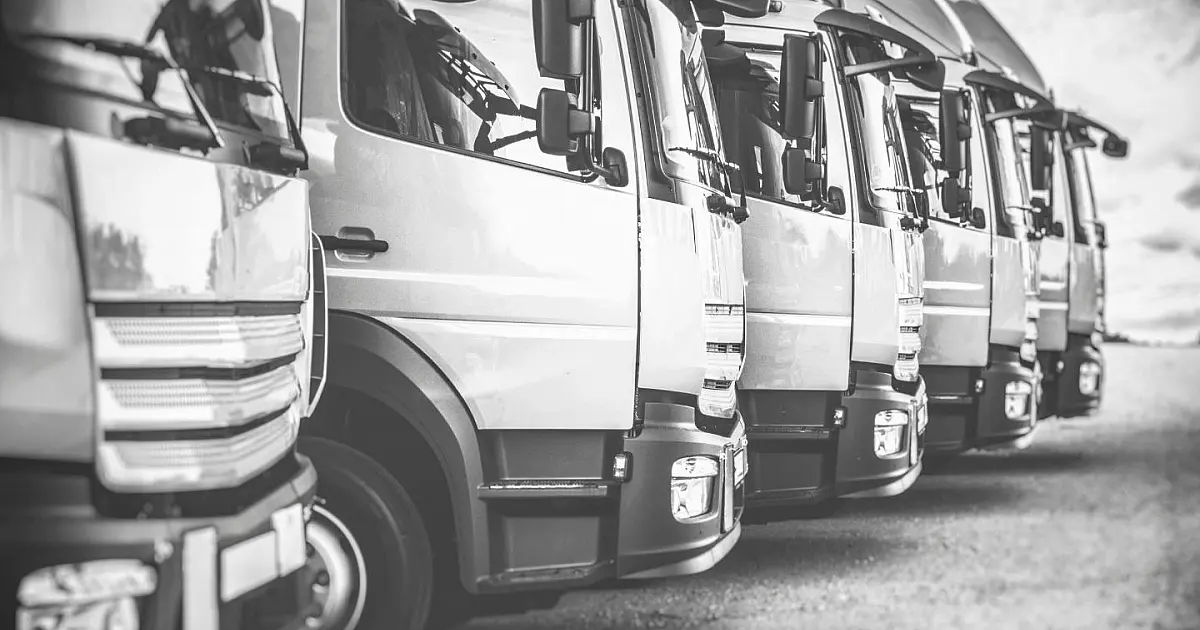 Caminhões estacionados em fila durante mobilização de caminhoneiros.