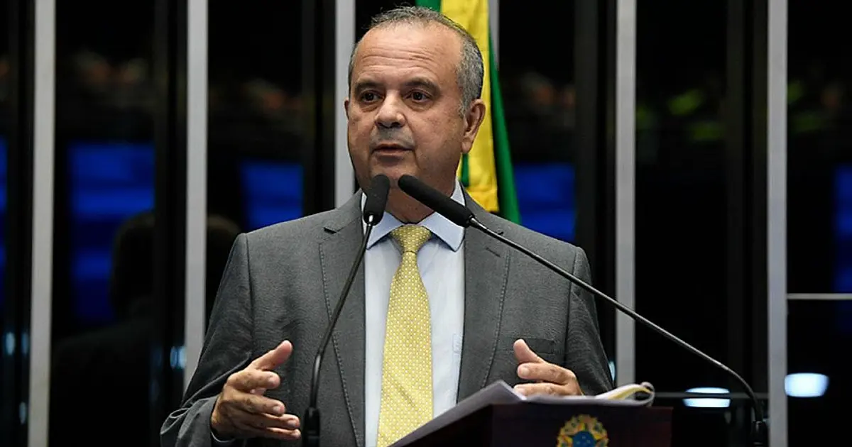Senador Flávio Bolsonaro durante sessão no Senado Federal em Brasília.