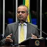 Aliado de Flávio Bolsonaro defende revisar reformas trabalhista e da Previdência