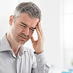 Hábito comum pode causar dor de cabeça e afetar a memória